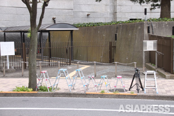 東京・永田町にある最高裁の裏門前。判決前にはカメラマンの場所取りで脚立が並ぶ。「大阪・泉南アスベスト国賠訴訟」の2011年の大阪高裁では、石綿被害について国は責任回避のために嘘と隠ぺいの主張を繰り返してきたが、2014年10月の最高裁では国の責任を断罪して終結した。（撮影：井部正之）