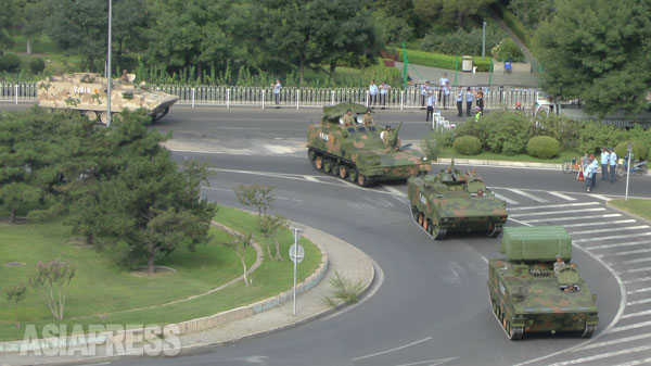 排気ガスを上げて戦車部隊が去って行く。 写真はすべて8月23日に北京の建国門にて宮崎紀秀撮影