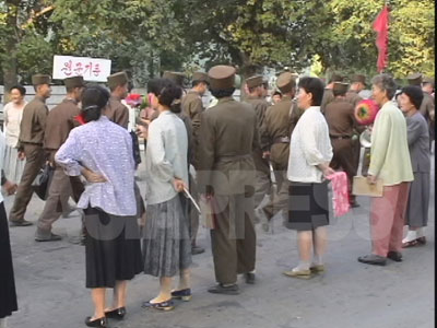 （参考写真）核実験強行に先立ち、北朝鮮当局は準戦時態勢を宣布して志願兵を募集した。写真はその壮行のパレード。（2006年８月清津市　リ・ジュン撮影）