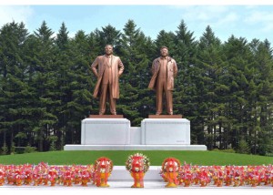 <北朝鮮>住民の願いで新銅像建設と宣伝 実際は資材と労働強要で民衆は不満