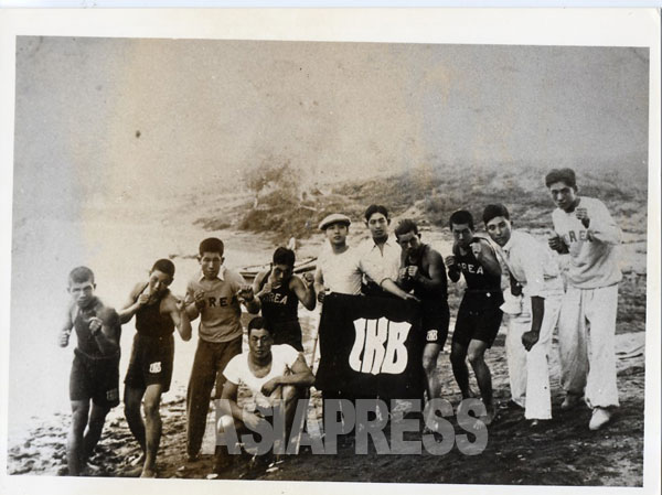 京城にあった名門朝鮮拳闘クラブの選手たちが漢江縁で野遊会をした時の記念写真。右から三番目が金裕昌。「KOREA」のユニフォームは日本選手権では着用が許されなかったという。1933-4年頃か。