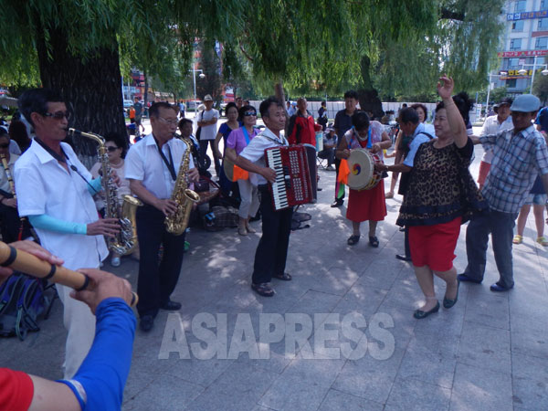 8月15日は中国では「老人節」。朝鮮族のお年寄りが延吉公園で飲んで歌って踊って民族解放の日を祝っていた。7月より関西空港から延辺の州都・延吉への直行便が就航した。撮影石丸次郎(アジアプレス)