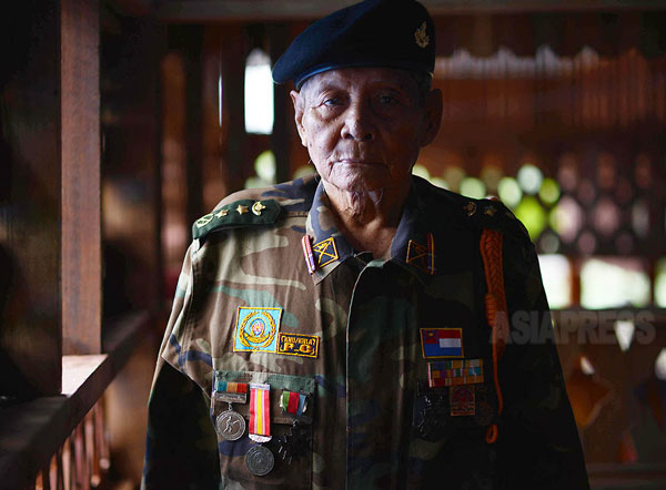 カレン軍を率いていたティンマウン司令官（88歳）は10月15日、政府との間で和平合意に署名するため、首都ネピドーへ赴く。（カレン州トーココの総司令部にて。2015年10月11日撮影・宇田有三）
