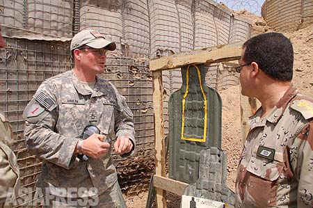 イラクに駐留する米兵（左）。イラク軍の訓練など後方支援にあたっている。2007年、撮影玉本英子（アジアプレス）