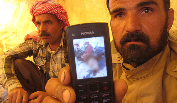 「イスラム国」はヤズディ教徒の暮らす町や村を襲撃、その場で殺害された男性たちも少なくない。バシャールさん（写真：右）は、首を 切り落とされ放置された親戚の遺体を携帯端末に撮って残していた。2014年９月、イラクのシンジャル山で玉本英子撮影（写真の一部をぼかしています）