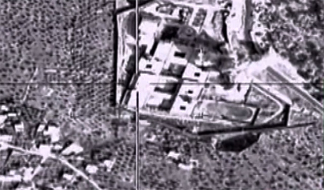 ロシア軍機がシリア・アレッポでＩＳ拠点とする目標を空爆する映像。（2015年10月・ロシア国防省映像）