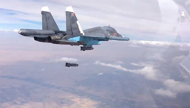 ロシア国防省が９日に公開した「シリア空爆」の映像。空爆はシリア北西部以外に、ＩＳの最大拠点があるラッカなどにも及んでいる。（2015年10月・ロシア国防省映像）