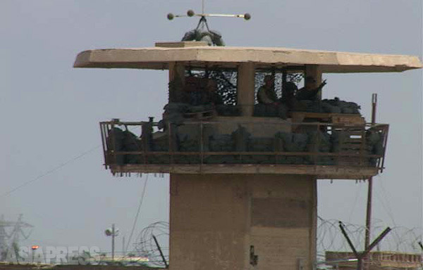 2004年、イラク・アブグレイブ刑務所での米兵による収容者虐待が明るみになり、反米感情が一気に高まった。写真はアブグレイブ刑務所の監視塔に立つ米兵。（2004年・イラク・撮影：玉本英子）