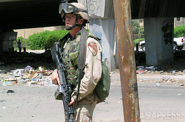 2004年ごろには米軍襲撃事件がイラク各地で毎日のように起きていた。写真は、バグダッド市内をパトロール中に武装組織に襲撃され、緊張した表情で周囲を警戒する米兵。（イラク・2004年・撮影：玉本英子）