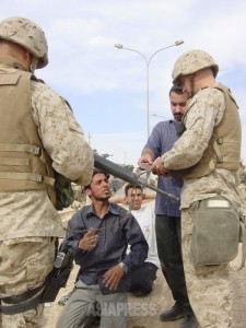 イラク人を拘束・身体検査をする米軍兵士たち　（バグダッド市内、2003年4月 撮影 綿井健陽）