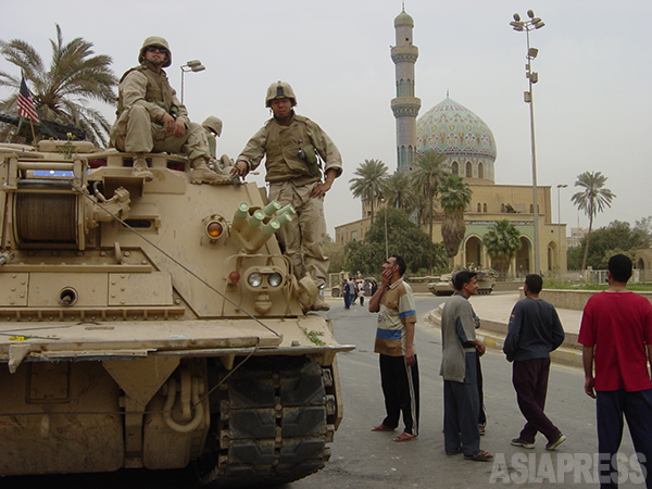 バグダッド市内中心部を制圧した米軍兵士たちとイラク市民 （2003年4月 撮影綿井健陽）