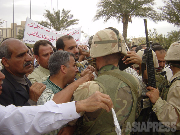 米軍兵士に抗議して詰め寄るイラク人たち　（バグダッド市内、2003年4月 撮影 綿井健陽）