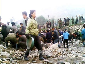 <北朝鮮写真報告>無報酬労働に動員される住民(2)畑で草取り川原で岩運ばされる女性たち 「ただ働きだ」「取り上げられるだけ」 録音されていた不満の声