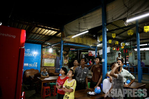 テレビ局が伝える選挙結果を見守る人びと。11月8日ヤンゴン・赤津陽治撮影（アジアプレス）