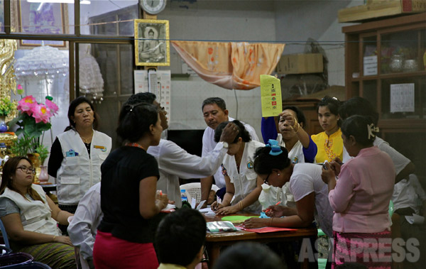 投票は午後4時に締め切られ、各投票所で即日開票作業が進められた。開票作業は、各党代表者立ち会いのもとで行なわれた。11月8日ヤンゴン・赤津陽治撮影（アジアプレス）