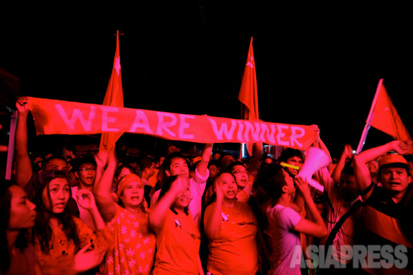 NLD本部前でNLDの勝利を叫ぶ支持者たち。11月8日ヤンゴン・赤津陽治撮影（アジアプレス）