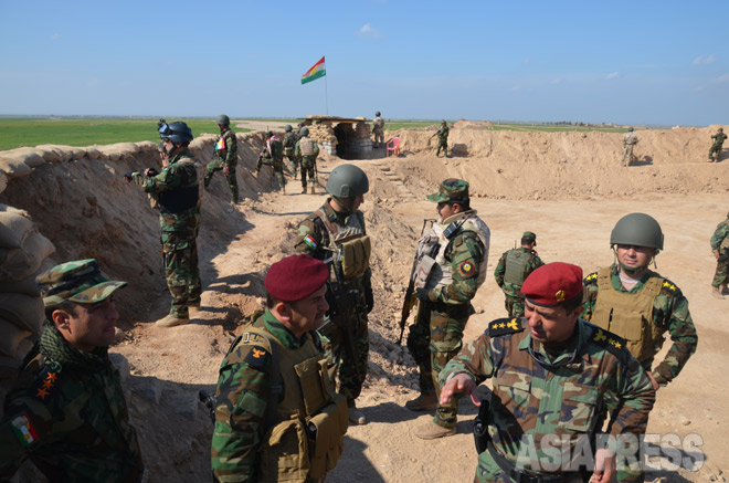 イラク北部の「イスラム国」（ＩＳ）の支配地域との境界線では、深い塹壕が掘られ、クルド地域部隊ペシュメルガが、防衛にあたる。連日、激しい戦闘が続いていた（今年2月イラク北部マハムール郊外にて撮影・玉本英子）