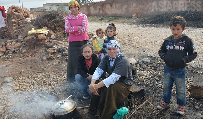 トルコ・スルチ郊外の農村に避難したシリアからのクルド住民。国境を隔てて暮らす親戚の農家のもとに身を寄せていた。「戦闘が迫り、土地も家も捨てて逃げてきた。帰れるものなら帰りたい」と話した。（2014年12月撮影・玉本英子）