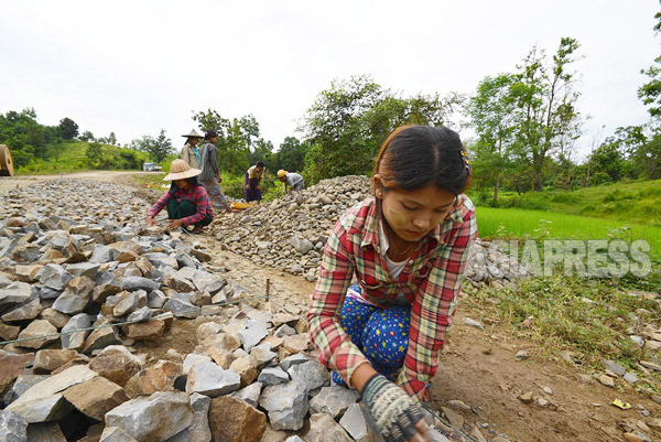 インフラが未整備な地方では、手作業で道路建設が続けられている。（ラカイン州）撮影 宇田有三