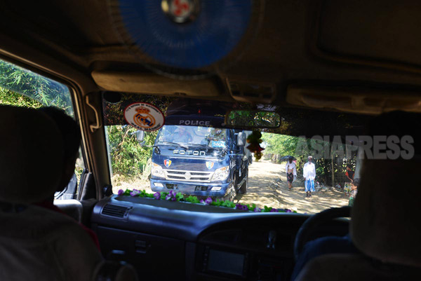 ロヒンギャ・ムスリムの難民キャンプ。警備の警察車両が見回る。（ラカイン州）撮影 宇田有三
