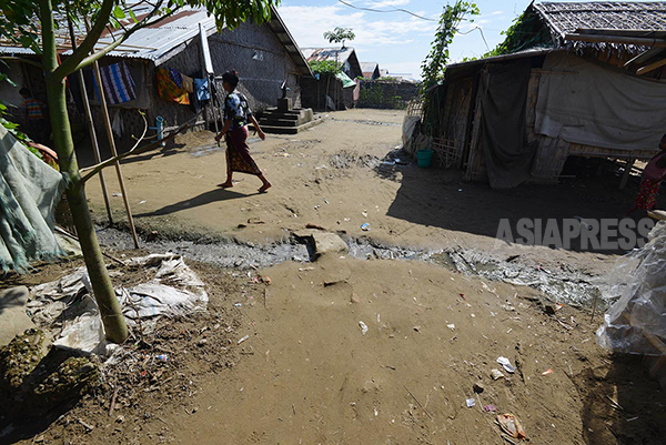 バラックが建ち並ぶロヒンギャ・ムスリムの難民キャンプ。（ラカイン州）撮影 宇田有三