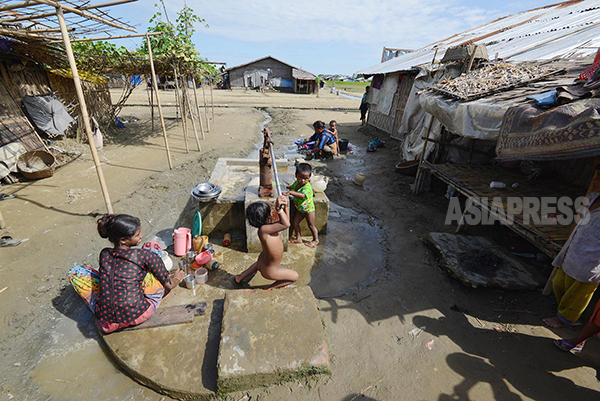 ロヒンギャ・ムスリムの難民キャンプ、井戸と洗濯場。（ラカイン州）撮影 宇田有三