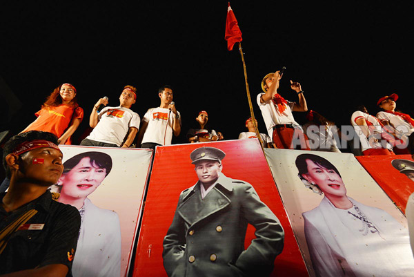3日後の投票に向けて、事実上最後の選挙運動となった11月5日の夜、NLD（国民民主同盟）の運動家たちがヤンゴン中央駅前で支持を訴えるコンサートを開いていた。撮影宇田有三