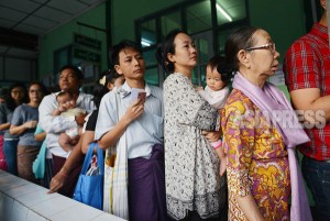 <変化するミャンマー>現地写真報告(2) 願い込めた投票の日、開票にそわそわする市民も(写真10枚)宇田 有三