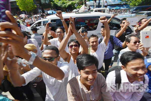 総選挙の投票日の翌日、NLD本部前には多くの市民とメディア関係者が集まった。アウンサンスーチー氏が姿を現し、スピーチに合わせて歓声が沸き上がる。撮影 宇田有三