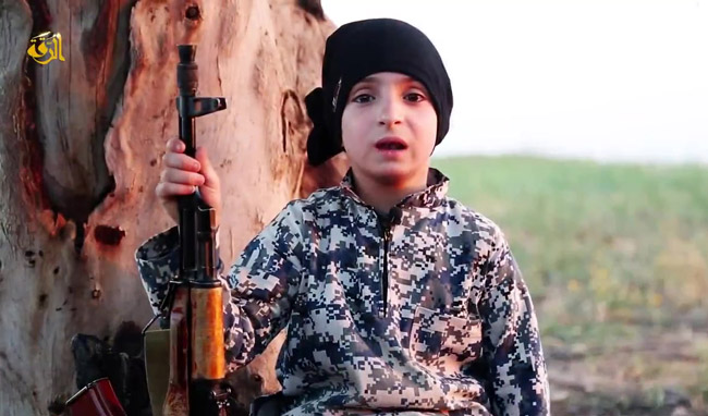 「イスラム国」（ＩＳ）支配地域にはすでに少年戦士訓練所が設置されている。写真は銃を手に「オバマよ、よく聞け。我々は戦う」とメッセージを言わされる子ども（シリア・IS映像）