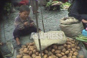 <北朝鮮写真報告>貧困が生んだ子供の商行為「生活戦線」  幼児、女子中生も路上に進出