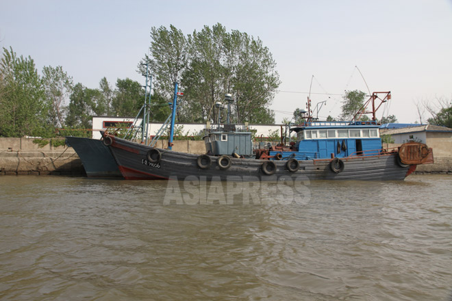 （参考写真）平安北道の港に係留された北朝鮮の木造の漁船。2011年5月　撮影リ・ジンス