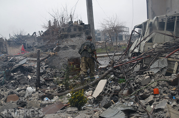 瓦礫と化したシリア北東部のコバニ（アラブ名アイン・アル・アラブ）の町。2014年12月下旬撮影・玉本英子（アジアプレス）