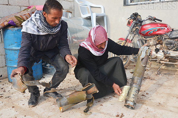 砲弾は住宅地であっても無差別に撃ちこまれる。写真は撃ち込まれた砲弾の破片。周囲には不発弾もたくさん転がっていた。シリアのアレッポ県コバニにて、2014年12月撮影玉本英子（アジアプレス）