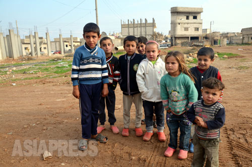 町の商店や学校は閉鎖されたまま。子どもたちは「学校にいきたい」と話した。シリアのアレッポ県コバニにて、2014年12月撮影玉本英子（アジアプレス）