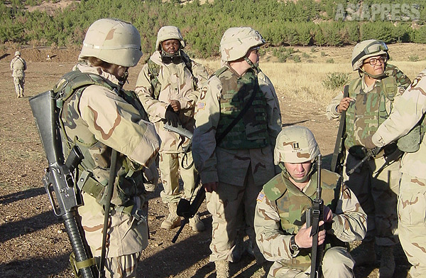 女性兵士も前線での戦闘に参加する。写真はイラク北部に展開していた米陸軍第101空挺師団の兵士。（2003年・イラク・撮影：玉本英子）