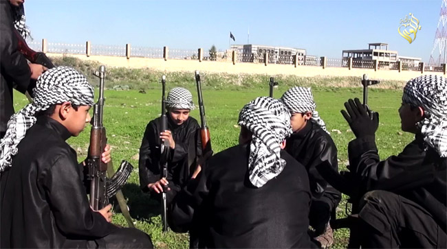 武装組織イスラム国（ＩＳ）は少年に実銃を持たせ、軍事訓練をするプロパガンダ映像をあいついで公開。すでに実際の戦闘現場に送られたり、捕虜やスパイの処刑を強要さられている少年もいる。（イラク・ニナワ県・IS映像）