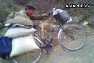 <北朝鮮写真報告>都市の市場に大量の食糧が並ぶわけ 都市貧民の運び屋=「テゴリクン」