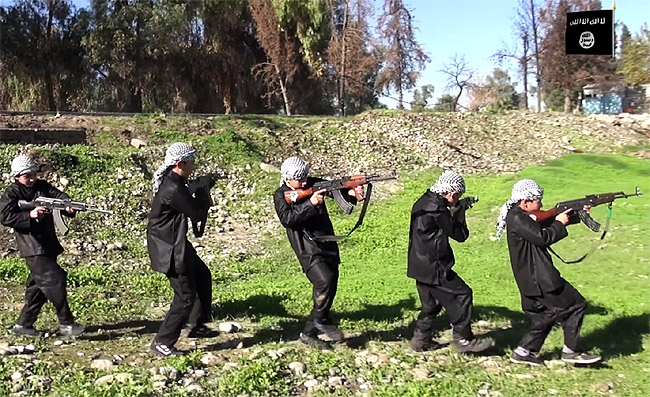 自動小銃を手に戦闘訓練させられる少年たち（イラク・IS映像）
