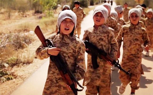 軍事訓練受ける子供たち。「イスラム国」支配地域には外国から入ってきた戦闘員の子弟も暮らす。その中には将来の戦闘員としての軍事訓練を受けている者も少なくない。（シリア・IS映像）