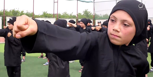 少年たちを集めた「イスラム国」の訓練施設では、銃を扱う以外に格闘訓練などもしている（シリア・IS映像）