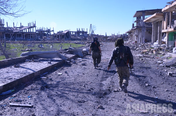 シリア北東部のコバニ。戦闘と空爆で廃墟となり、人が住む空間はない。2014年12月、撮影玉本英子（アジアプレス）