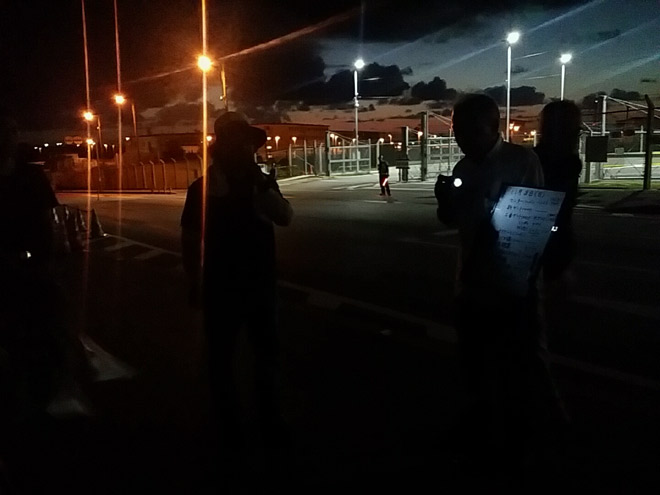 キャンプ・シュワブゲート前で午前6時。早朝の抗議行動に集まった市民（沖縄県辺野古で11月8日撮影・栗原佳子）
