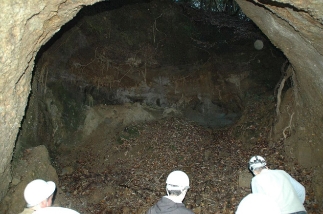 太平洋戦争末期、大阪・高槻市に掘られた巨大地下トンネル群「タチソ」。天井が陥没した箇所も（2015年12月・樋口元義さん撮影）