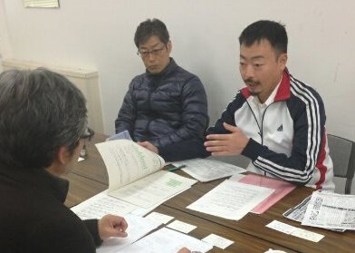 過酷な労働環境改善のため2013年5月、全日本港湾労働組合山陽バス分会はストライキに突入し、要求を勝ち取った。山陽バス分会の渡辺分会長（左）と、久田書記長（右）に話を聞いた（撮影：新聞うずみ火）