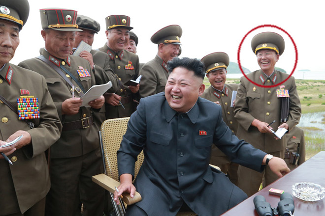 金正恩と共に現地視察する軍の最高幹部たち。笑顔の李永吉総参謀長の姿があったのだが。2014年8月労働新聞より引用。