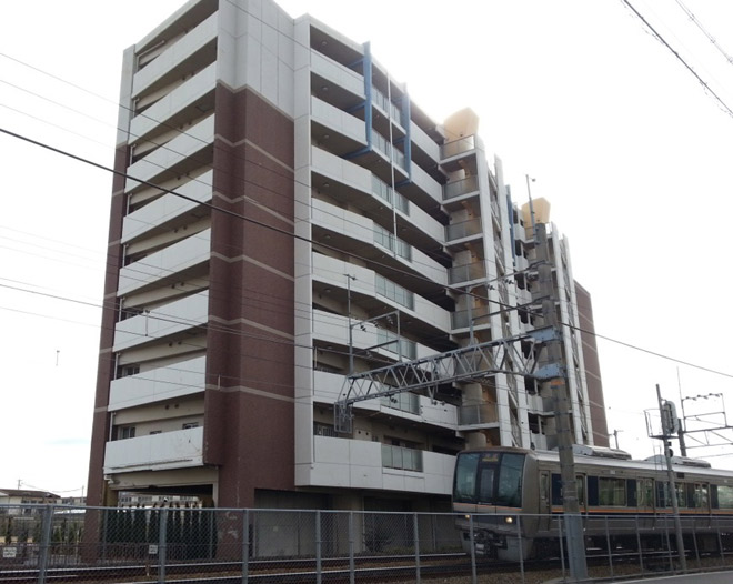 2005年JR福知山線脱線事故が起きた現場のマンション。死傷者は600人を超える大惨事となった。（尼崎市で1月撮影：矢野宏）