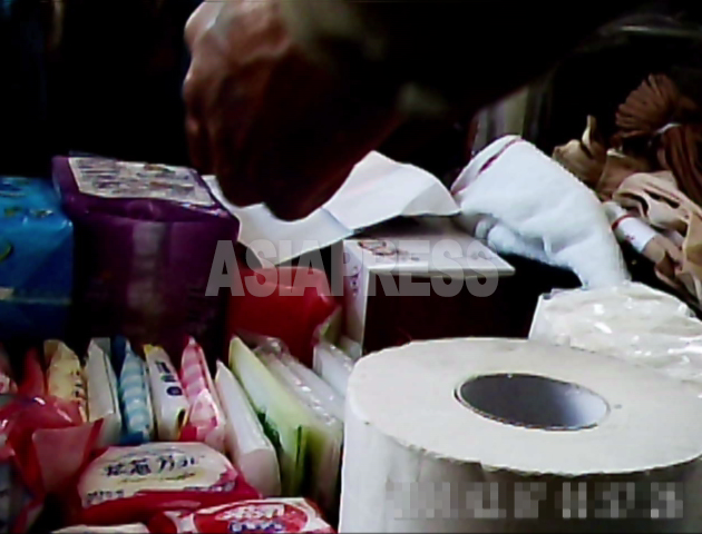 平壌中心のモラン市場で売られているチリ紙など衛生用品はすべて中国製品だった。2011年6月ク・グワンホ撮影(アジアプレス)