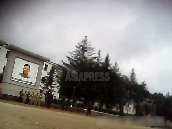 (内部写真)朝鮮戦争参加「老兵」たちが金日成-金正日の肖像画前に集められている。2013年8月撮影「ミンドゥルレ」(アジアプレス)