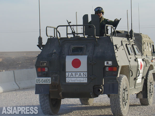 イラク・サマワで活動していた自衛隊。（2004年撮影：野中章弘）